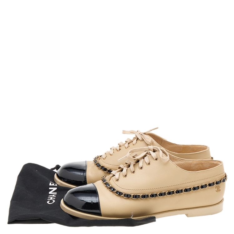Pre Owned Chanel Beige/Black Patent And Leather CC Chain Link Lace Up Oxford Size 37.5