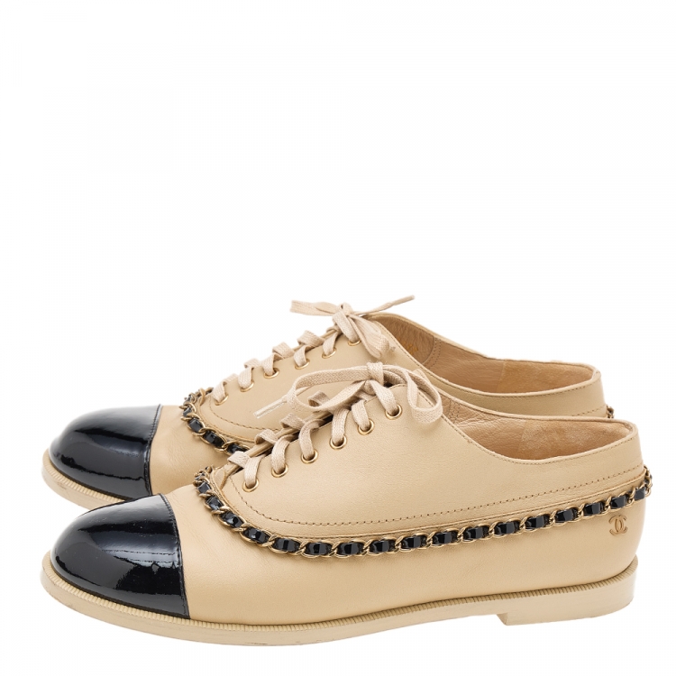 Pre Owned Chanel Beige/Black Patent And Leather CC Chain Link Lace Up Oxford Size 37.5
