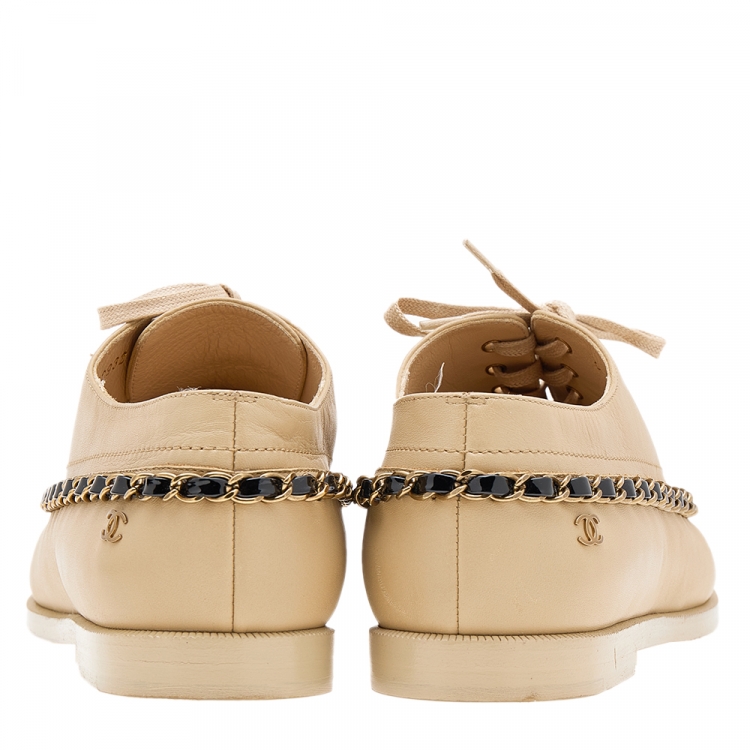 Pre Owned Chanel Beige/Black Patent And Leather CC Chain Link Lace Up Oxford Size 37.5