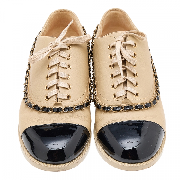 Pre Owned Chanel Beige/Black Patent And Leather CC Chain Link Lace Up Oxford Size 37.5