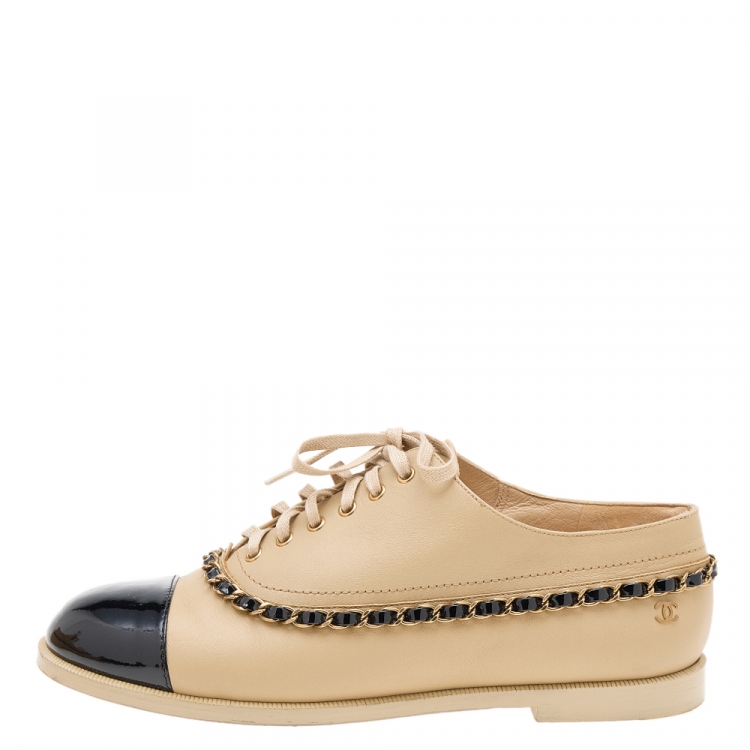 Pre Owned Chanel Beige/Black Patent And Leather CC Chain Link Lace Up Oxford Size 37.5