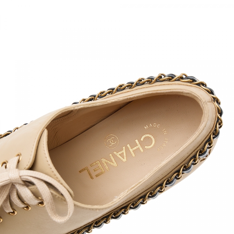 Pre Owned Chanel Beige/Black Patent And Leather CC Chain Link Lace Up Oxford Size 37.5