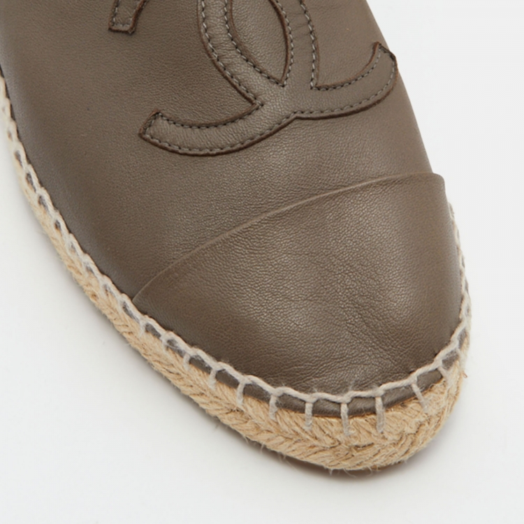 Pre Owned Chanel Dark Beige Leather CC Cap Toe Espadrille Flats Size 39