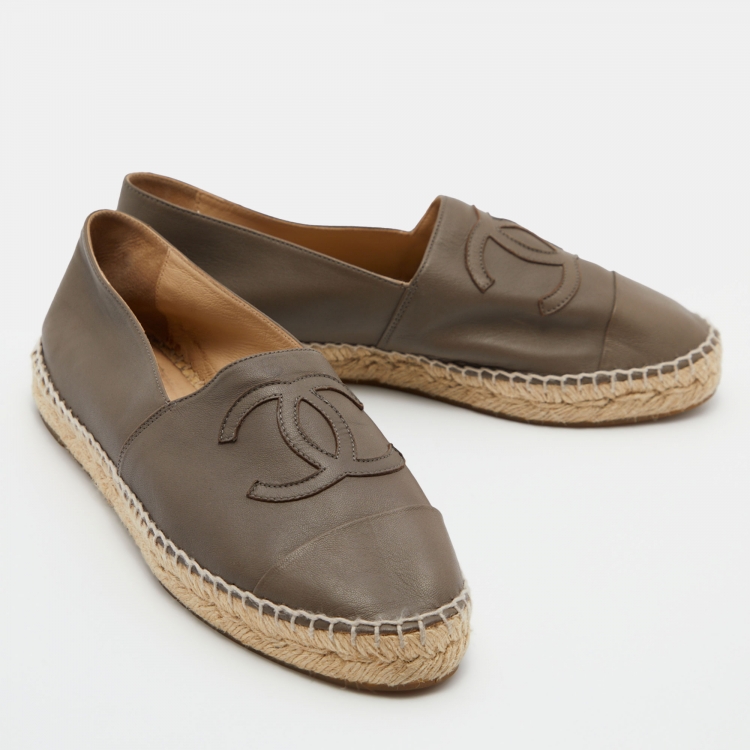 Pre Owned Chanel Dark Beige Leather CC Cap Toe Espadrille Flats Size 39