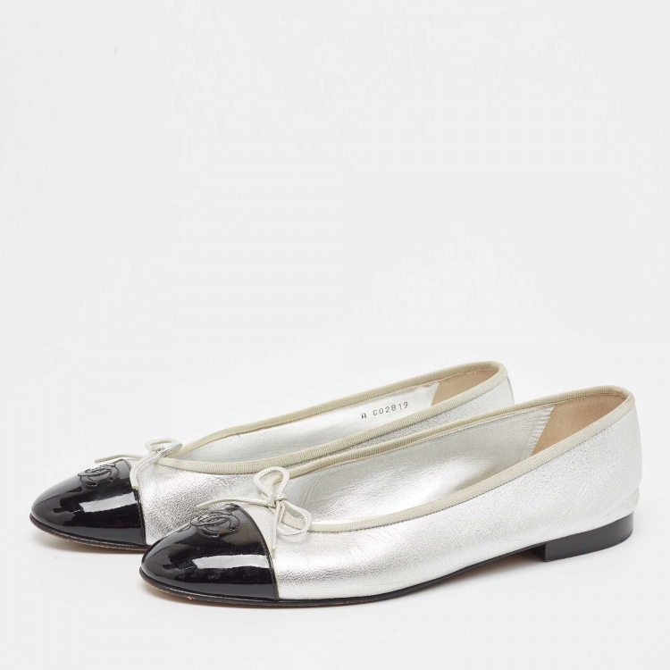 靴 CHANEL Coco Mark Ballerina SILVER BLACK New in box Chanel Size 38.5 Beige/Black Lambskin Cap Toe