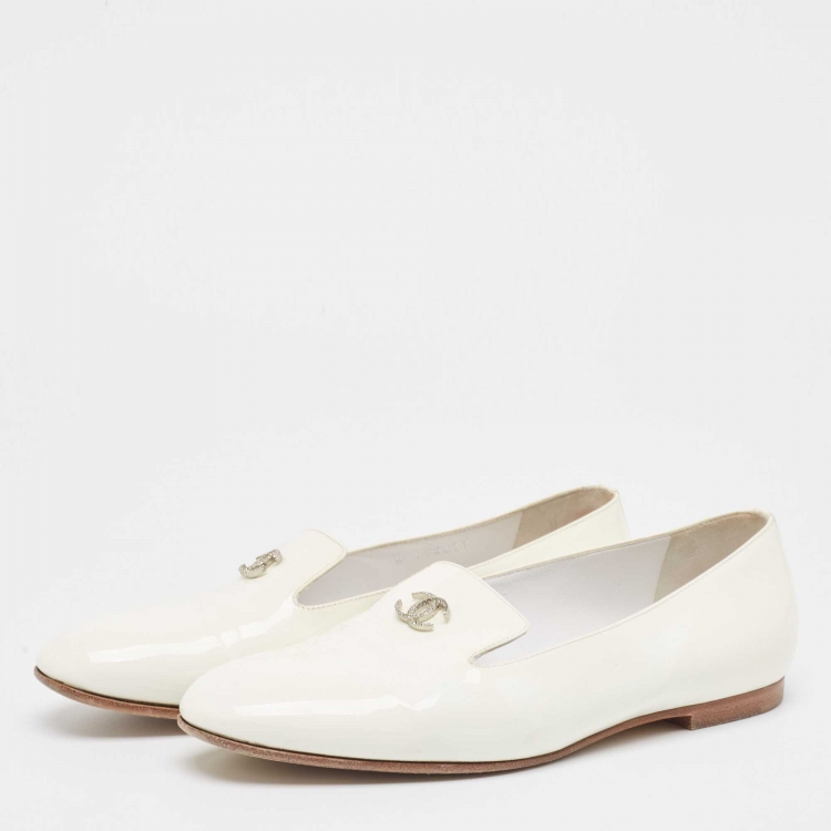 Pre Owned Chanel Off White Patent Leather CC Crystals Smoking Loafers Size 39