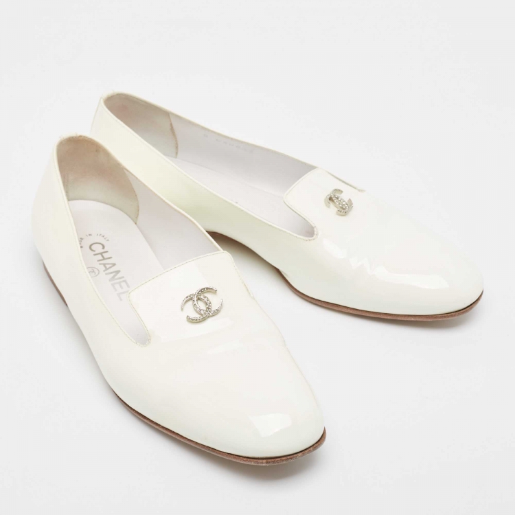 Pre Owned Chanel Off White Patent Leather CC Crystals Smoking Loafers Size 39