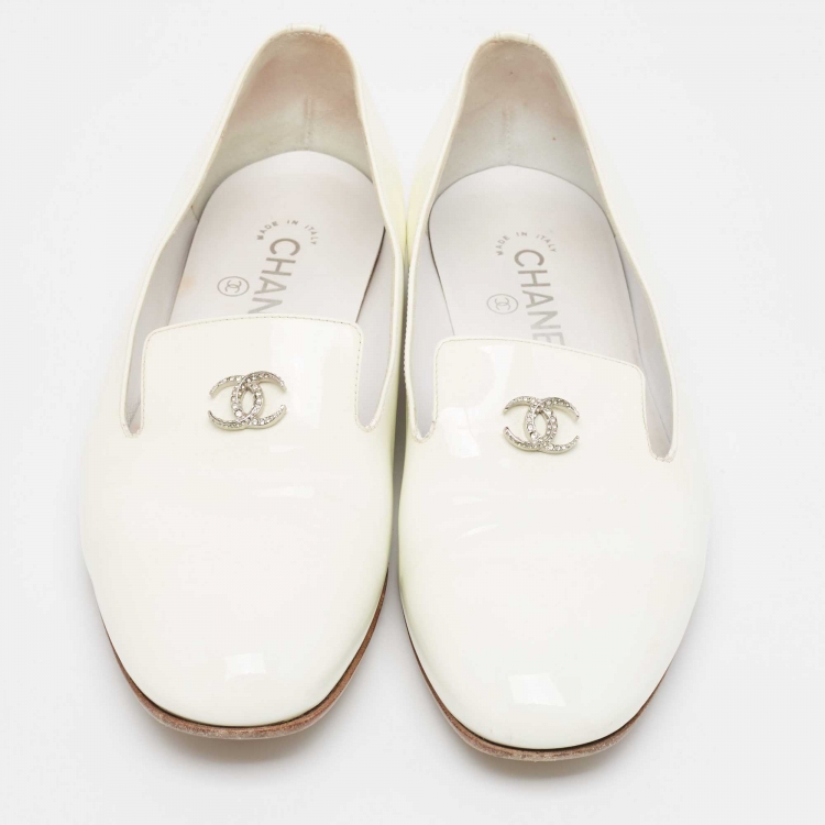 Pre Owned Chanel Off White Patent Leather CC Crystals Smoking Loafers Size 39