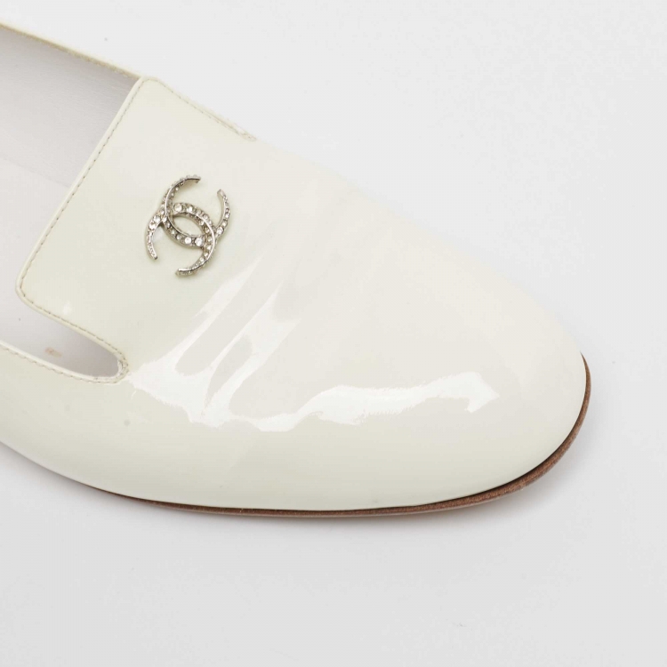 Pre Owned Chanel Off White Patent Leather CC Crystals Smoking Loafers Size 39
