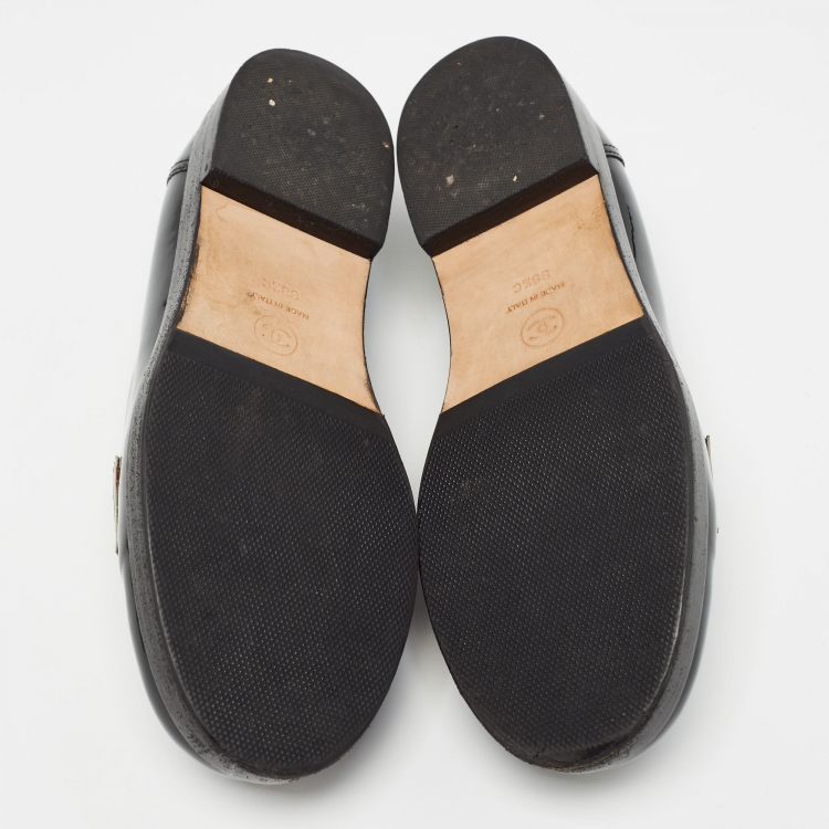 مملوكة مسبقًا Chanel Black Patent Leather CC Slip On Loafers Size 38.5