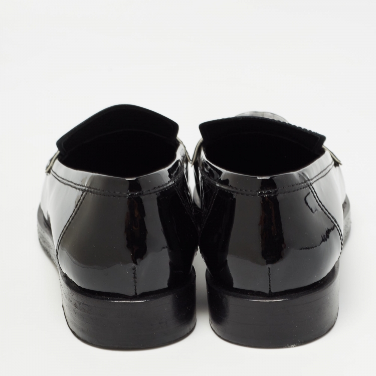 مملوكة مسبقًا Chanel Black Patent Leather CC Slip On Loafers Size 38.5