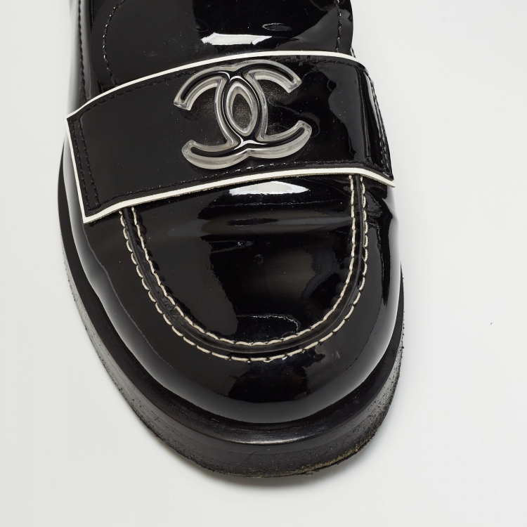 مملوكة مسبقًا Chanel Black Patent Leather CC Slip On Loafers Size 38.5
