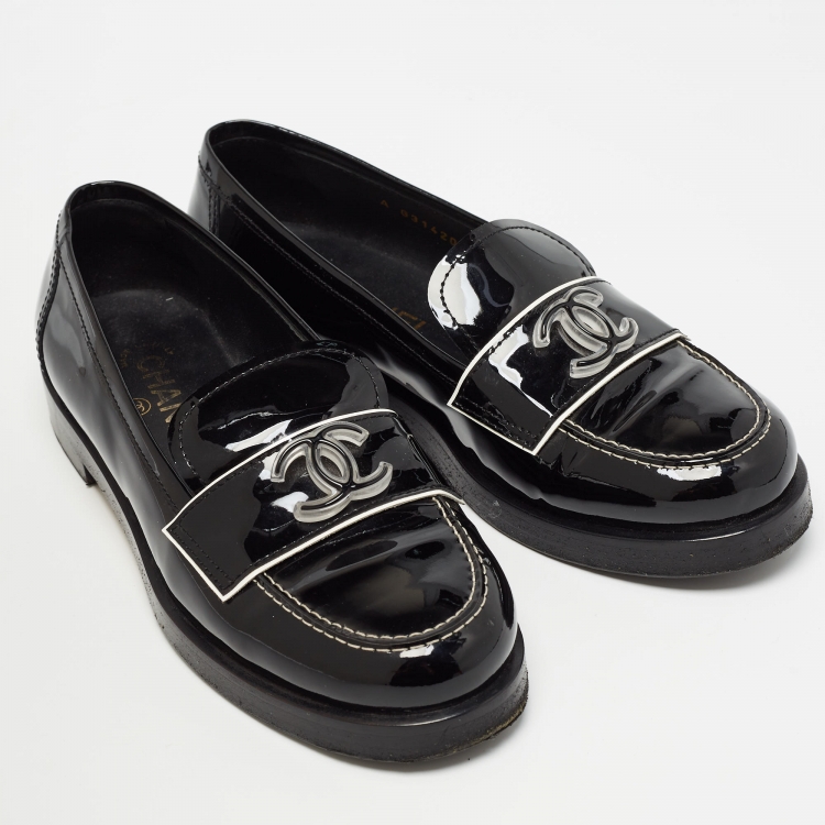 مملوكة مسبقًا Chanel Black Patent Leather CC Slip On Loafers Size 38.5