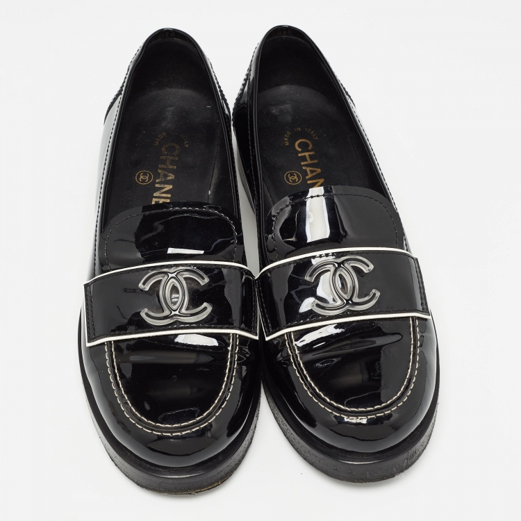 مملوكة مسبقًا Chanel Black Patent Leather CC Slip On Loafers Size 38.5