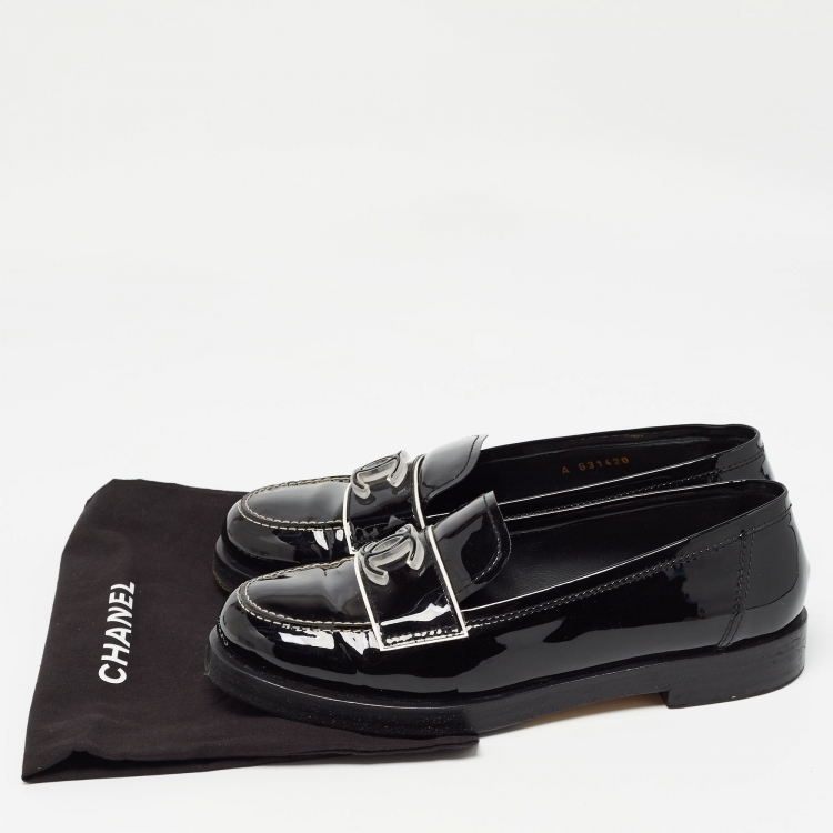 مملوكة مسبقًا Chanel Black Patent Leather CC Slip On Loafers Size 38.5