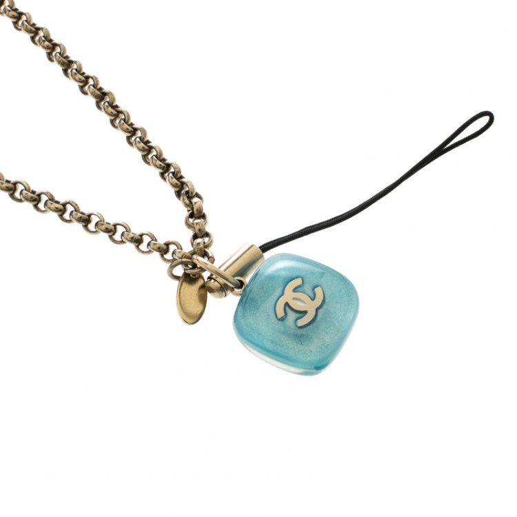 Pre Owned حمالة جوال شانيل لون ذهبي حلية راتنج شعار CC