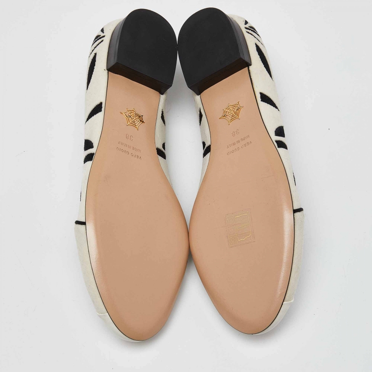 مملوكة مسبقًا Charlotte Olympia White/Black Velvet Kitty Ballet Flats Size 38