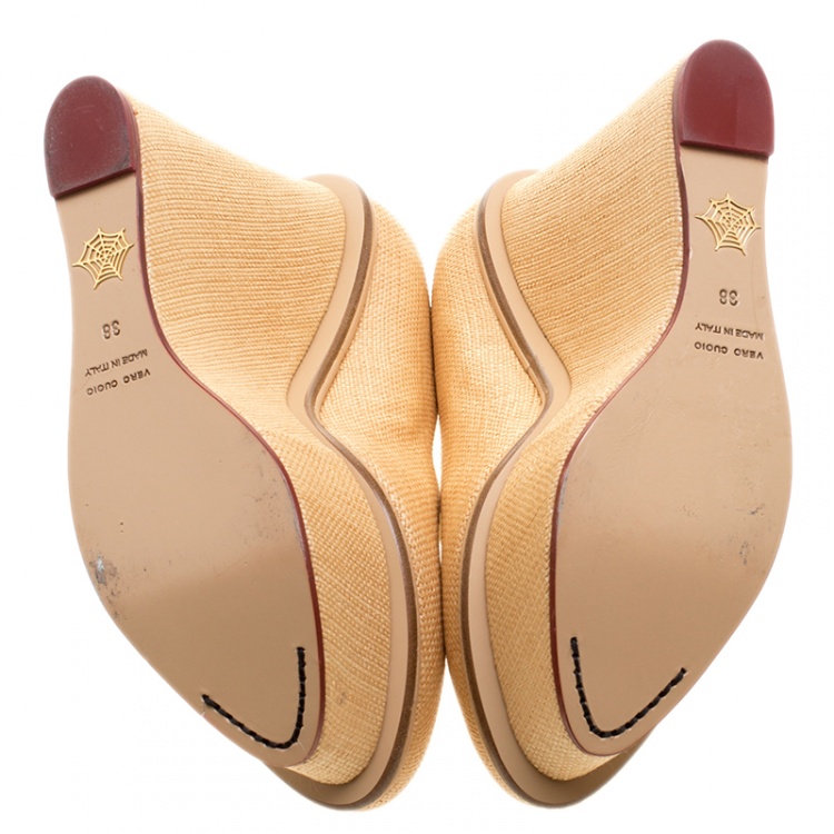 مملوكة مسبقًا Charlotte Olympia Beige Raffia Carmen Wedge Platform Pumps Size 38