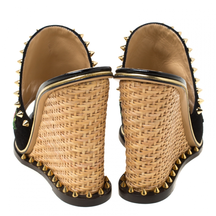 مملوكة مسبقًا Charlotte Olympia Black Suede Gail Floral Embroidered Open Toe Wedge Sandals Size 38
