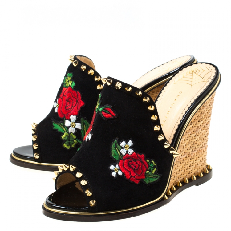 مملوكة مسبقًا Charlotte Olympia Black Suede Gail Floral Embroidered Open Toe Wedge Sandals Size 38