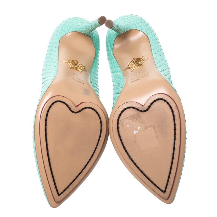 مملوكة مسبقًا Charlotte Olympia Aqua Blue Python Monroe Pointed Toe Pumps Size 38
