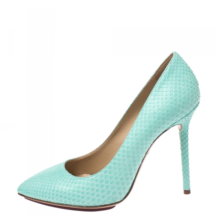 مملوكة مسبقًا Charlotte Olympia Aqua Blue Python Monroe Pointed Toe Pumps Size 38