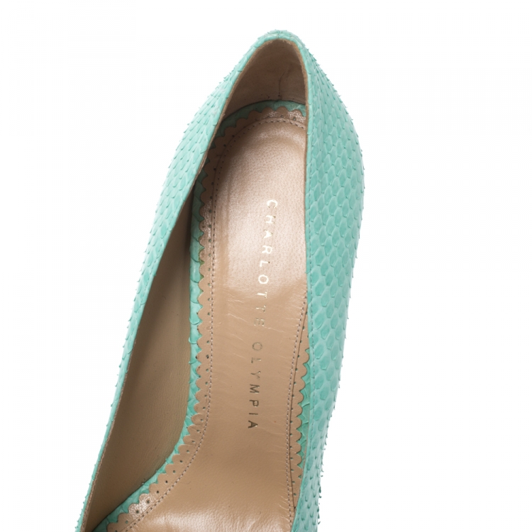 مملوكة مسبقًا Charlotte Olympia Aqua Blue Python Monroe Pointed Toe Pumps Size 38