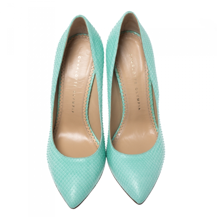 مملوكة مسبقًا Charlotte Olympia Aqua Blue Python Monroe Pointed Toe Pumps Size 38