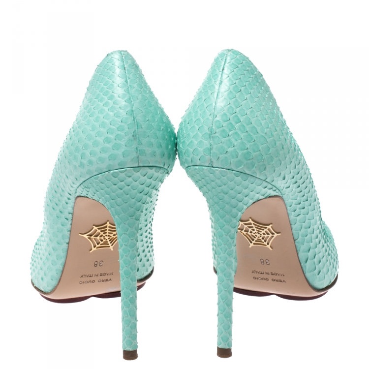 مملوكة مسبقًا Charlotte Olympia Aqua Blue Python Monroe Pointed Toe Pumps Size 38