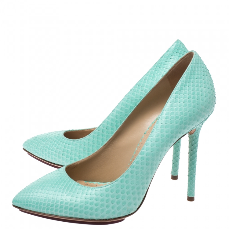 مملوكة مسبقًا Charlotte Olympia Aqua Blue Python Monroe Pointed Toe Pumps Size 38