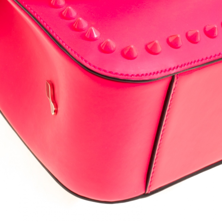 مملوكة مسبقًا Christian Louboutin Neon Pink Matte Leather Small Rockstud Sweet Charity Shoulder Bag