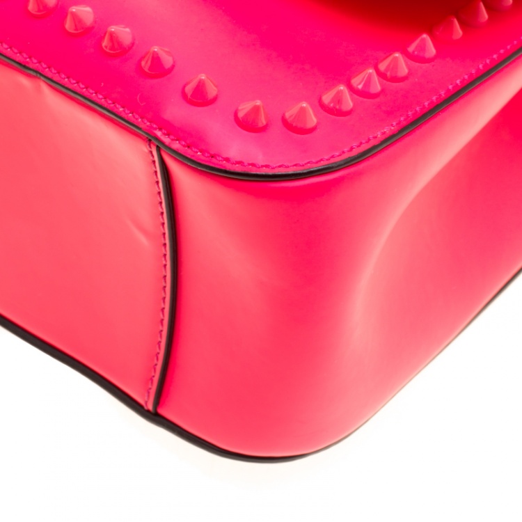 مملوكة مسبقًا Christian Louboutin Neon Pink Matte Leather Small Rockstud Sweet Charity Shoulder Bag