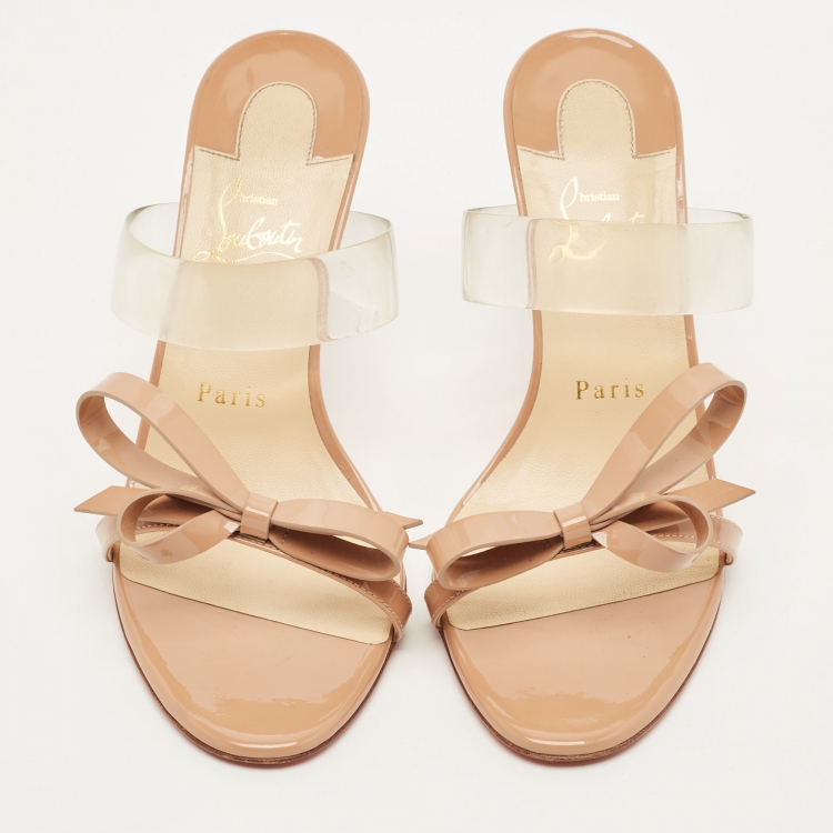 مملوكة مسبقًا Christian Louboutin Just Nodo Size 38 Beige Patent Leather and PVC Band Bow Slide Sandals