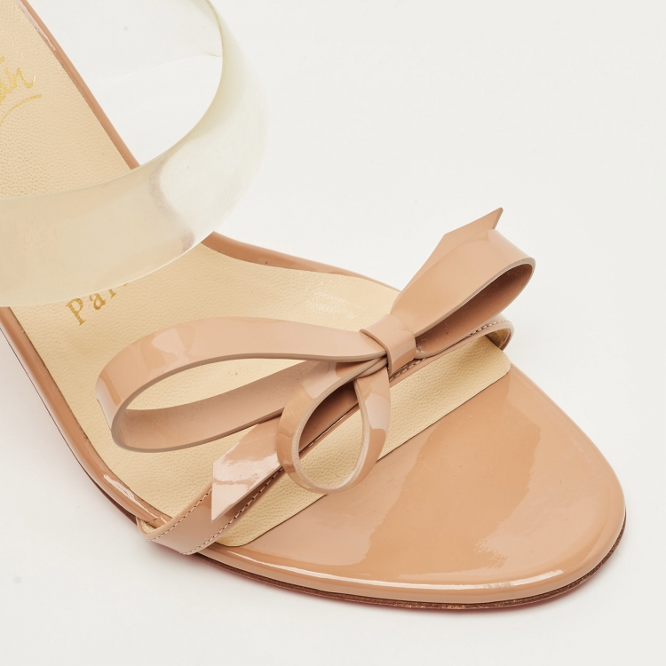 مملوكة مسبقًا Christian Louboutin Just Nodo Size 38 Beige Patent Leather and PVC Band Bow Slide Sandals
