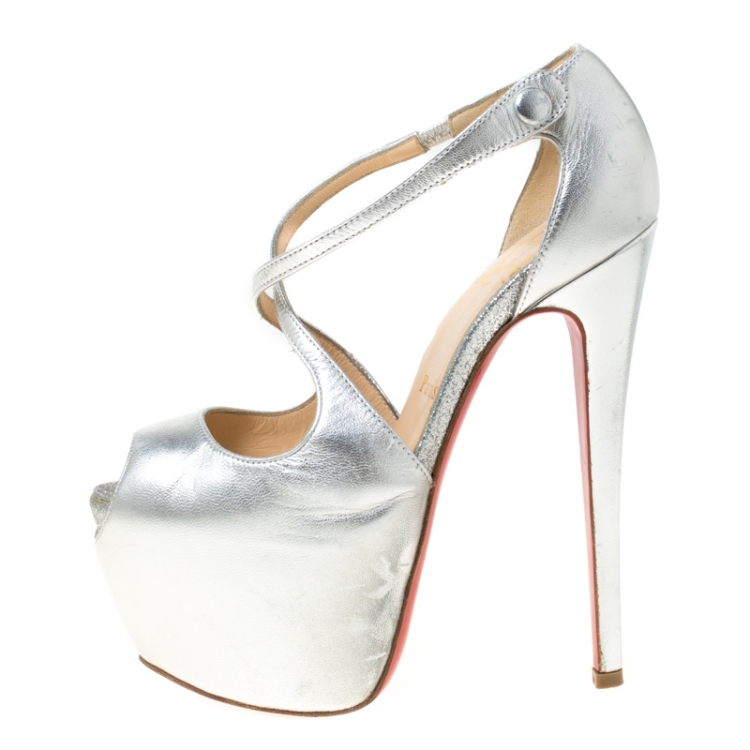 مملوكة مسبقًا Christian Louboutin Silver Metallic Leather Cross Me Peep Toe Platform Pumps Size 35