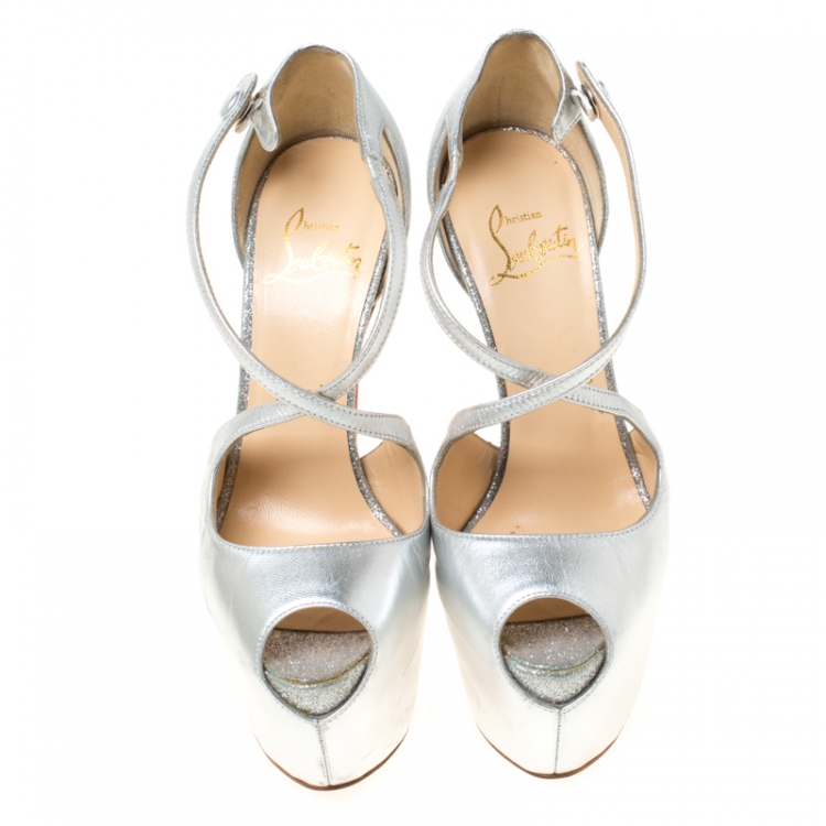 مملوكة مسبقًا Christian Louboutin Silver Metallic Leather Cross Me Peep Toe Platform Pumps Size 35
