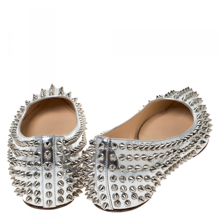 مملوكة مسبقًا Christian Louboutin Silver Leather Spiked Ballet Flats Size 39.5