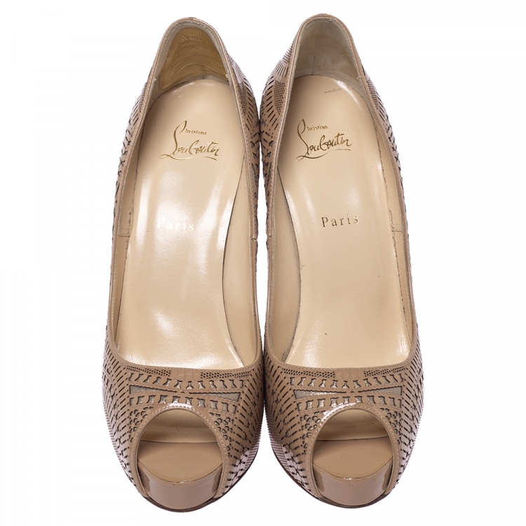 مملوكة مسبقًا Christian Louboutin Beige Lazer Cut Patent Leather Suellena Peep Toe Platform Pumps Size 41