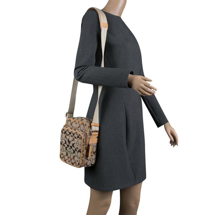 مملوكة مسبقًا Coach Tan/Beige Signature Canvas Crossbody Bag