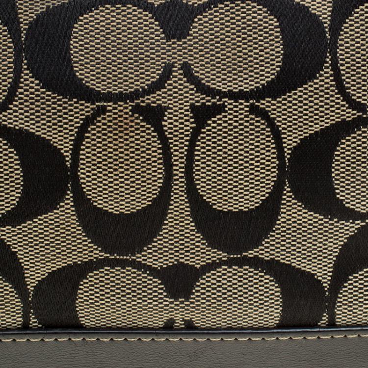 Pre Owned Coach Beige/Black Signature Canvas Shoulder Bag
