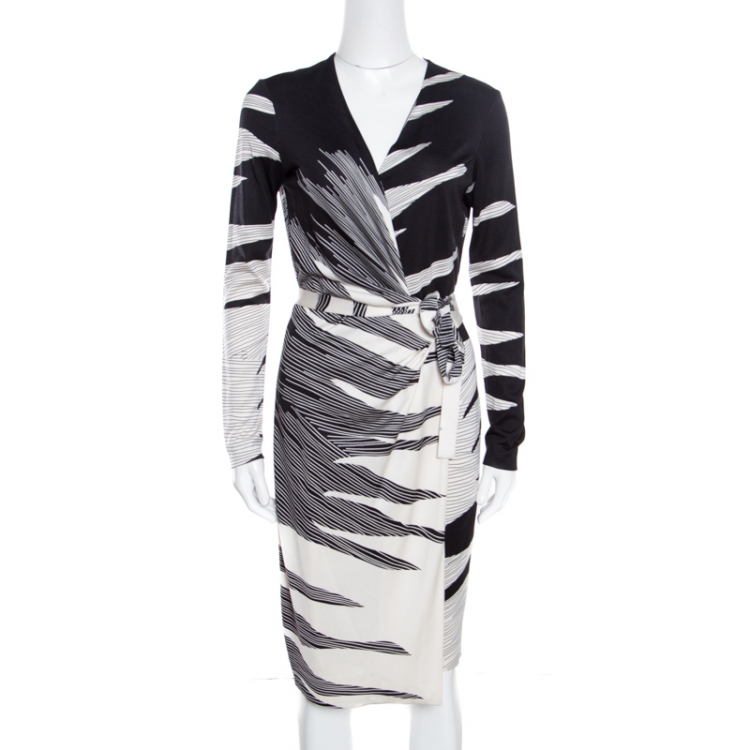مملوكة مسبقًا Diane Von Furstenberg Monochrome Flame Printed Silk Jersey Valencia Wrap Dress S