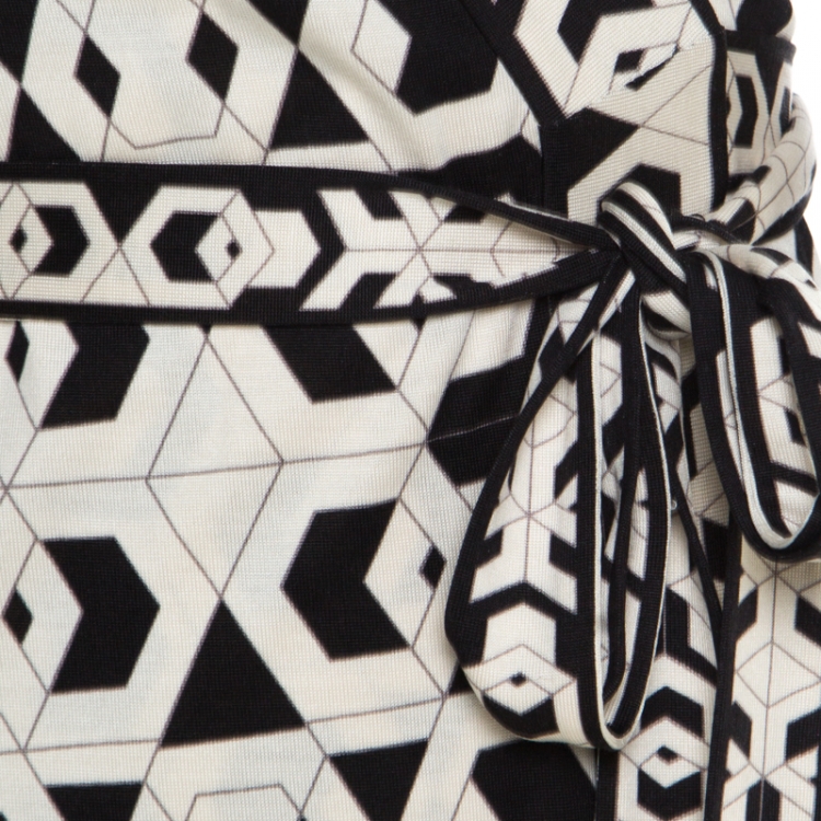 Pre Owned Diane von Furstenberg Monochrome Printed Silk Jersey Wrap Banded Julian Dress S