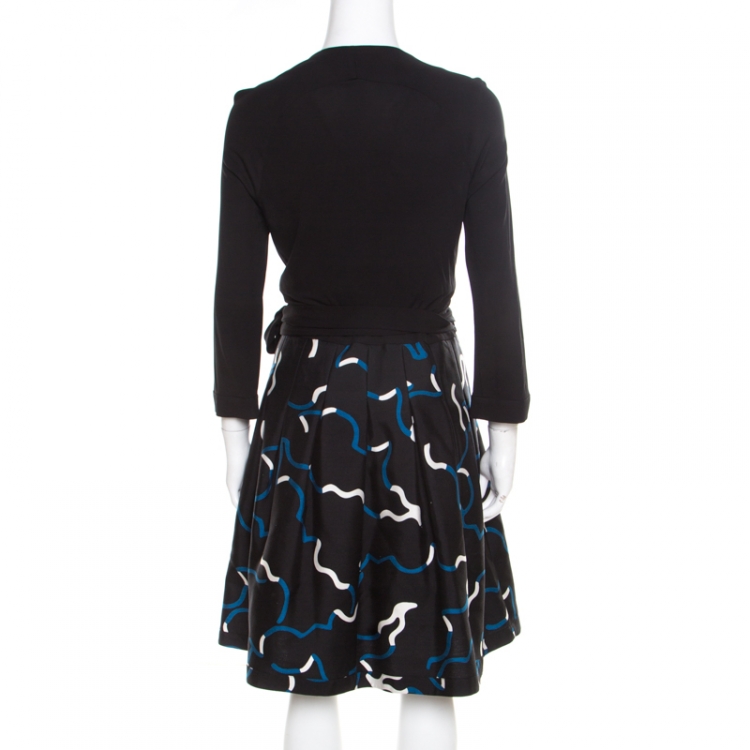 مملوكة مسبقًا Diane Von Furstenberg Black and Blue Printed Wool and Silk Jewel Wrap Dress L