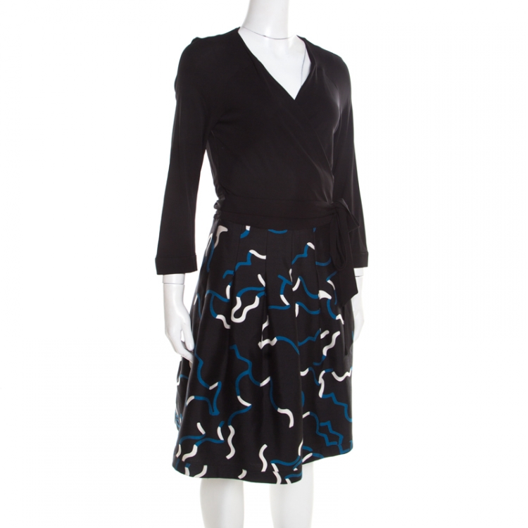 مملوكة مسبقًا Diane Von Furstenberg Black and Blue Printed Wool and Silk Jewel Wrap Dress L