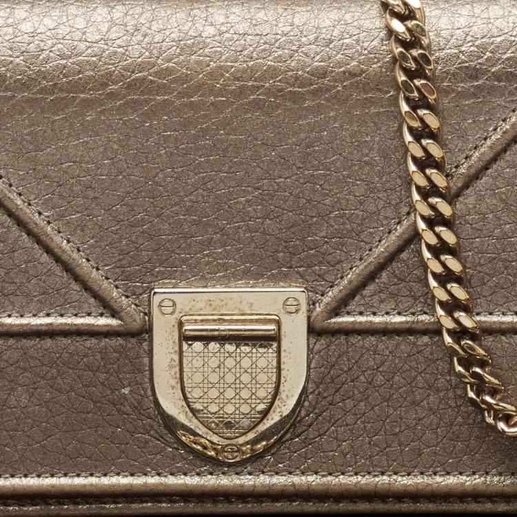 مملوكة مسبقًا Dior Gold Leather Diorama Wallet on Chain