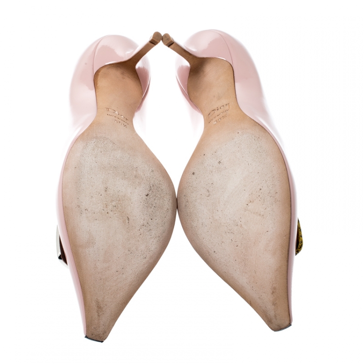 مملوكة مسبقًا Dior Pale Pink Patent Leather Logo Plaque Detail Pointed Toe Pumps Size 38.5