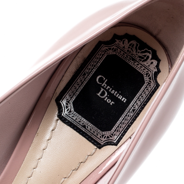 مملوكة مسبقًا Dior Pale Pink Patent Leather Logo Plaque Detail Pointed Toe Pumps Size 38.5