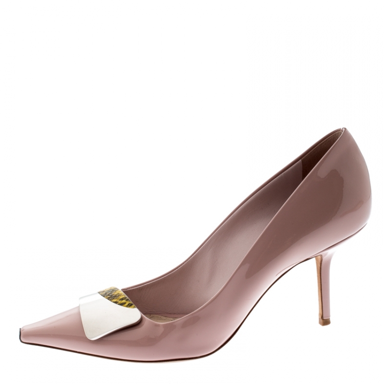 مملوكة مسبقًا Dior Pale Pink Patent Leather Logo Plaque Detail Pointed Toe Pumps Size 38.5