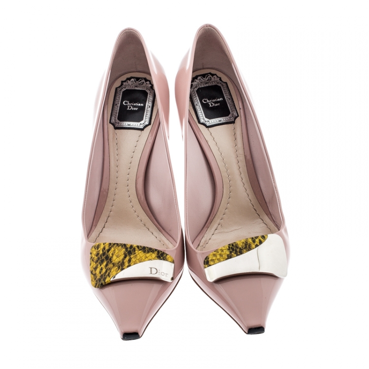 مملوكة مسبقًا Dior Pale Pink Patent Leather Logo Plaque Detail Pointed Toe Pumps Size 38.5