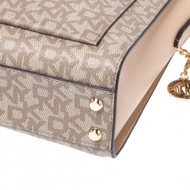 مملوكة مسبقًا DKNY Beige Signature Coated Canvas Bryant Crossbody Bag